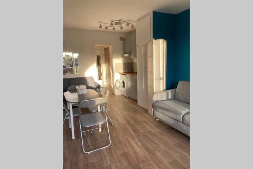Escapade Au Port Apartment Hyeres Bagian luar foto