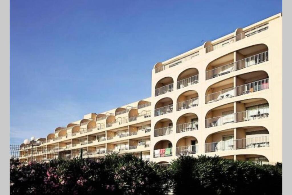 Escapade Au Port Apartment Hyeres Bagian luar foto