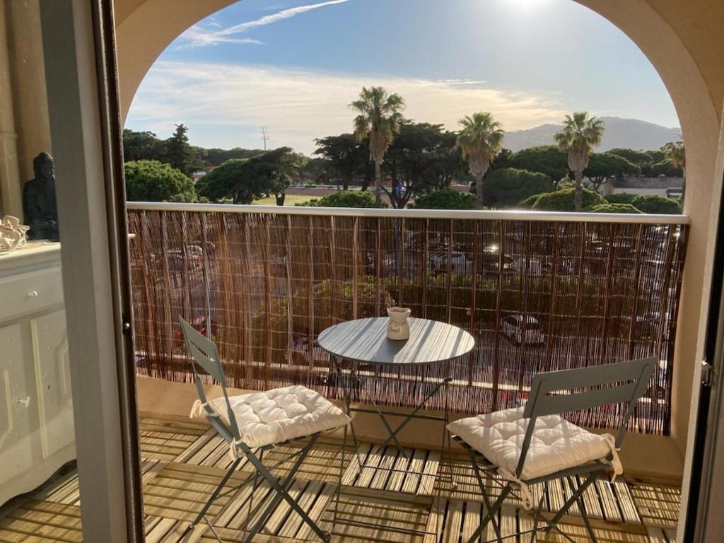 Escapade Au Port Apartment Hyeres Bagian luar foto